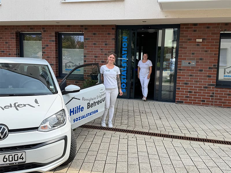 Ein fröhlicher älterer Mann, der sich einer Physiotherapie-Sitzung unter der Leitung eines erfahrenen Rehabilitationsarztes unterzieht.