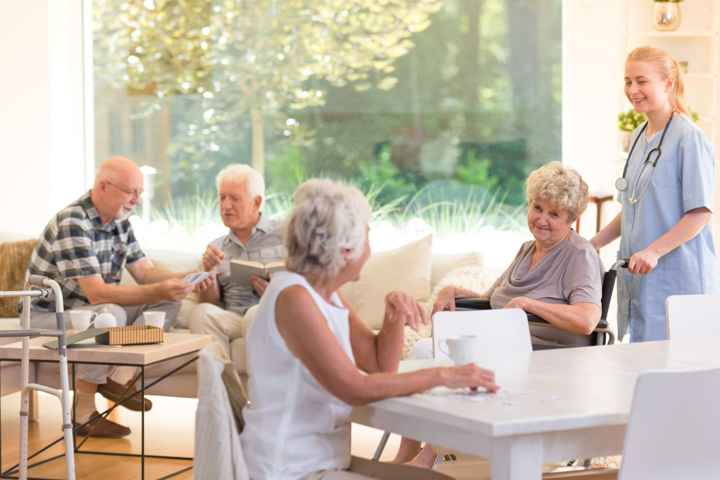 Eine Gruppe älterer Menschen in einem Raum unterhalten sich